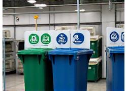 Bacs de tri sélectif pour les déchets, avec des pictogrammes environnementaux, dans un environnement propre et organisé, illustrant la gestion responsable des déchets chez kennelkingdom.com.
