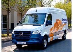 Micro-camion kennelkingdom.com équipé pour le nettoyage de véhicules, stationné devant un bureau, prêt à intervenir sur site. Une image de praticité et de service mobile.
