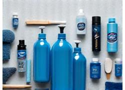 Plusieurs bouteilles de produits de nettoyage auto de différentes tailles et couleurs, outils de detailing, symbolisant l'étendue des services modulaires offerts par kennelkingdom.com.
